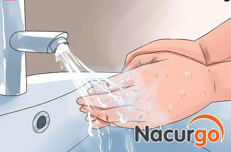 Rửa sạch tay trước khi xử lý vết bỏng phồng nước bị vỡ