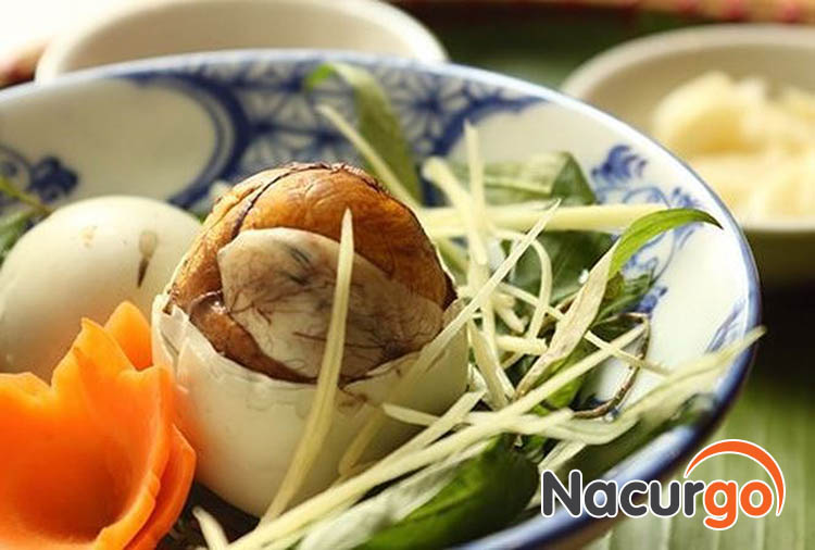 Chỉ nên ăn trứng vịt lộn vào buổi sáng để không bị hiện tượng đầy bụng