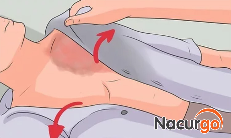 Cởi bớt quần áo nếu nó đè lên vết bỏng