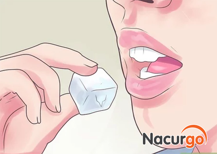 Đặt một viên đá lên lưỡi giúp giảm đau rát do bỏng gây ra