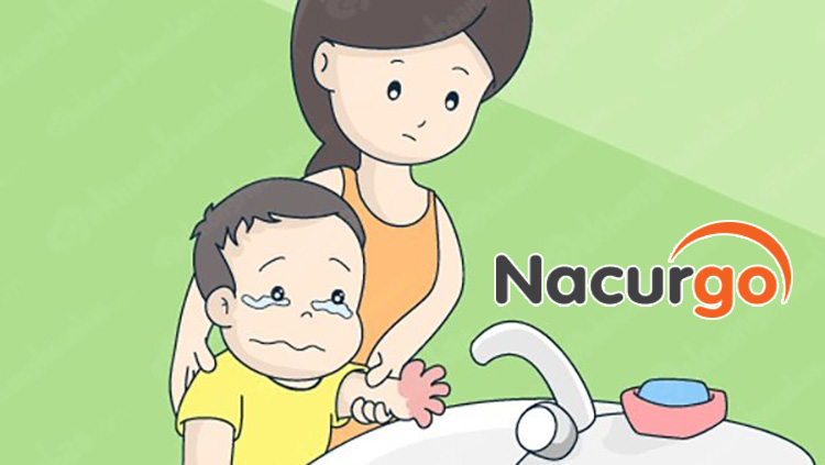 Ngâm tay bé trong nước mát 16 đến 20 độ trong khoảng 15 đến 20 phút