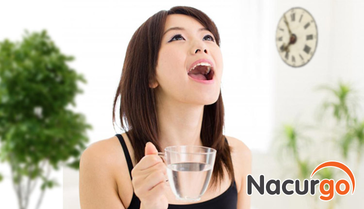 Súc miệng bằng nước hoặc nước muối sinh lý