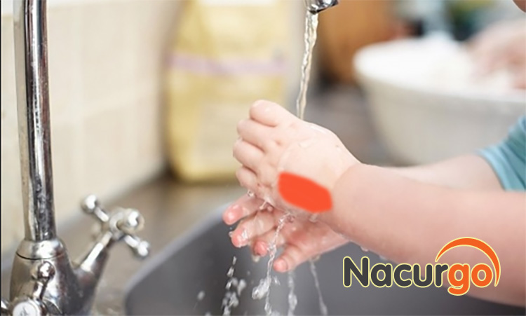 Ngâm tay trẻ vào nước mát ngay từ những phút đầu giúp hạn chế biến chứng
