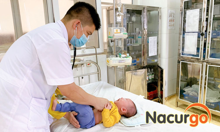Thăm khám y tế trước khi bôi thuốc và điều trị tại nhà
