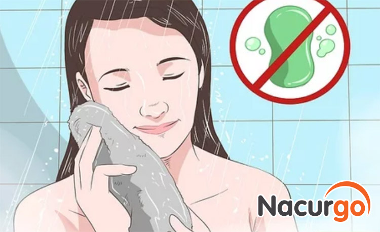 Tắm để làm mát da bỏng nắng
