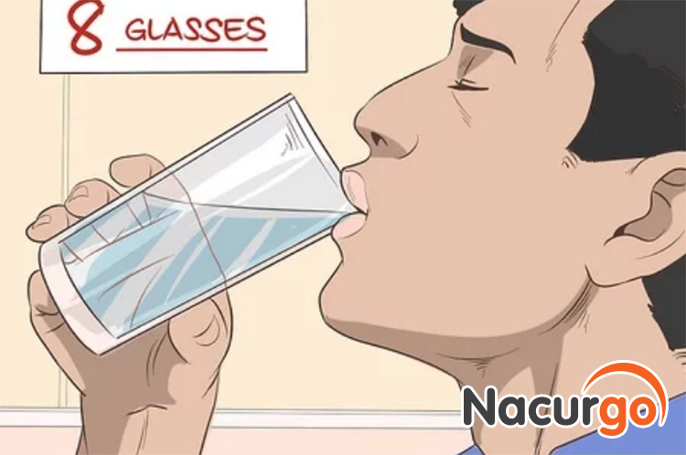 Uống nước giúp làm mát vết bỏng nắng