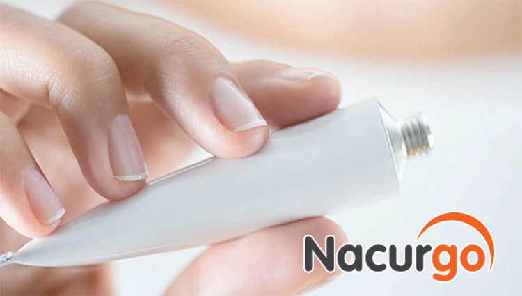 Sử dụng kem trị sẹo chuyên dụng tham khảo ý kiến từ bác sĩ
